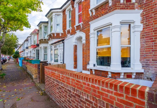 House in Barking - Ashford Road House in Barking - Ashford Road